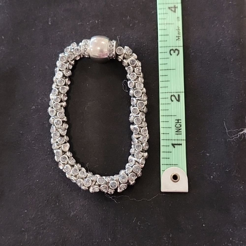 Sparkling silver bracelet with magnetic clasp.